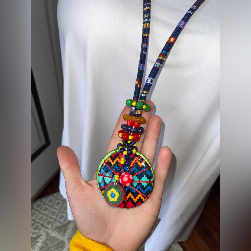 Beautiful vibrant necklace for women by brand T. In perfect condition like new